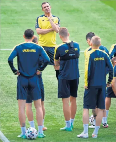  ??  ?? La selección de Ucrania, con Shevchenko al mando, ultima el partido.