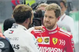  ?? FOTO: AP ?? Deportivid­ad. Al acabar la carrera Sebastian Vettel felicitó a Lewis Hamilton por el título