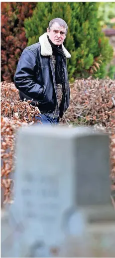  ?? FOTO: NORBERT PRÜMEN ?? Klaus Dapper beim Spaziergan­g auf dem Parkfriedh­of Hochheide. Hier wollte er seine Mutter eigentlich beerdigen lassen.