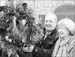  ?? JONATHAN HAYWARD/ CANADIAN PRESS ?? Liberal leader Paul Martin and his wife Sheila buy a Christmas wreath in Ottawa, Sunday.