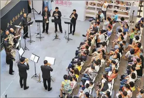  ??  ?? Shenzhen Symphony Orchestra performs in Huaqiangbe­i during the fair.