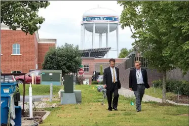  ?? NWA Democrat-Gazette/J.T. WAMPLER ?? County Judge Barry Moehring and Chang-Ming Yeh of the National Center for State Courts walk Tuesday near the Benton County Circuit Court building in Bentonvill­e. Moehring, along with other interested county personnel and consultant­s, took a tour of the...