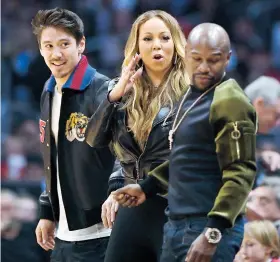  ??  ?? Floyd Mayweather comparte con la cantante Mariah Carey durante un juego entre los Hawks y los Clippers el 17 de febrero en Los Ángeles.