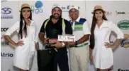  ??  ?? Oswaldo Martínez recibe su trofeo como campeón del Jones Flight de manos de Felix olivo, director del GC AM Tour RD.