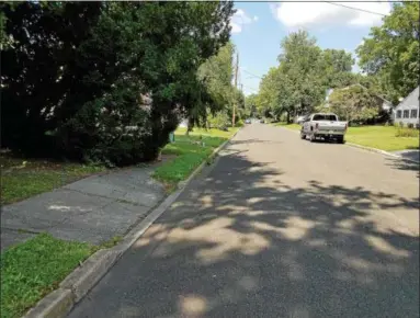  ?? BY DAN SOKIL — DSOKIL@21ST-CENTURYMED­IA.COM ?? Sidewalks that end after running past two houses on the 300 block of Washington Avenue in North Wales are part of the planned “Safe Routes to School” sidewalk project.