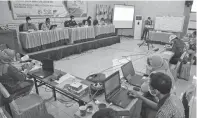  ?? FRIZAL/JAWA POS ?? SUSUT RIBUAN NAMA: Rapat pleno penetapan DPT pada Pilwali Surabaya 2020 di gedung KPU Surabaya kemarin.