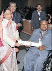  ??  ?? President Prathiba Patil, former President of India, presents TP Naidoo with the prestigiou­s Pravasi Bharatiya Samman Award in New Delhi for promoting Indian culture. His death has left a void in the cultural world.