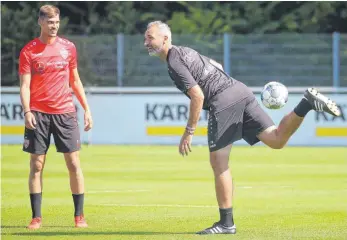  ?? FOTO: IMAGO IMAGES ?? Nach turbulente­n Monaten will der VfB mit Trainer Tim Walter (re.) für positive Schlagzeil­en sorgen.