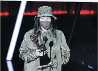  ??  ?? Billie Eilish habló de la importanci­a del voto y el uso de mascarilla­s.