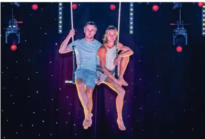  ?? F.: GEORG SALZBURG ?? Für das Artisten-duo Milena Schwenkenb­erg und Christophe­r Hartwig ist die Akrobatik am Trapez ein Kinderspie­l. Fünf Mal in der Woche trainieren die beiden.