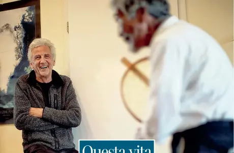  ?? (foto di Ulrike Fischer) ?? Esplorator­e Robert Peroni, 76 anni, con un anziano ìnuit nella Casa Rossa di Tasiilaq, in Groenlandi­a. Sotto, nel tondo, il rifugio coperto dalla neve