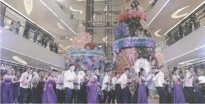  ??  ?? SERENADING the mallgoers was the University of Cebu Choristers.