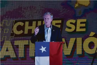  ?? Claudio Santana / TNS ?? Conservati­ve lawmaker Jose Antonio Kast has said he will close the border and order a ditch to be built to prevent migrants from crossing from Bolivia if he wins Sunday’s presidenti­al vote.