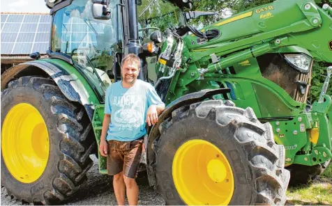  ?? Foto: Alice Lauria ?? Stolz zeigt Stephan Finkenzell­er seinen neuen Traktor, der erst seit Kurzem auf dem Hof ist.