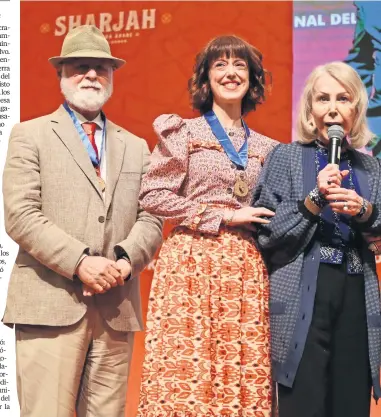  ?? ?? En el salón Juan Rulfo, el foro más importante de la FIL, Alberto Manguel e Irene Vallejo recibieron la Medalla Carlos Fuentes de manos de Silvia Lemus, viuda de Carlos Fuentes.