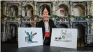  ??  ?? Der Kölner Zugleiter Holger Kirsch bei der Vorstellun­g des Miniatur-Rosenmonta­gszuges 2021