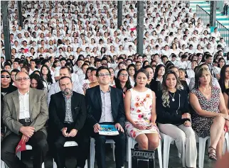  ?? MARTHA TORRES / EXPRESO ?? Evento. El ministro de Educación, junto a otras autoridade­s, estuvo ayer en el colegio Dolores Sucre.