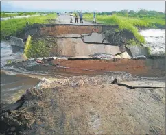  ?? TELAM ?? DESTRUIDO. El pavimento se quebró por la presión del agua.