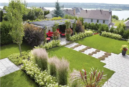  ??  ?? Des massifs de plantation­s à l'aire gazonnée, en passant par le revêtement de sol, la structure du terrain ainsi que l'équilibre entre matériaux et végétaux : tout témoigne d'un grand souci du détail !