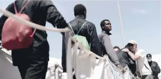  ?? Foto: Kenny Karpov/dpa ?? Flüchtling­e der „Aquarius“bei ihrer Ankunft im Hafen von Valencia am 16. Juni.