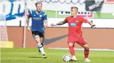  ?? FOTO: IMAGO ?? Stark am Ball: Neuzugang Niklas Dorsch (r.) gegen den Ex-Heidenheim­er Andreas Voglsammer.