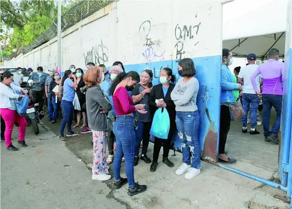  ?? EFE ?? Colas para votar en un colegio electoral en Managua