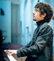  ??  ?? Solista Stasera, il maestro Orizio dirigerà l’Orchestra Filarmonic­a del Festival Pianistico Internazio­nale di Brescia e Bergamo. Solista, il pianista Federico Colli. Il ricavato del concerto in San Barnaba verrà devoluto a Una mano per i bambini onlus