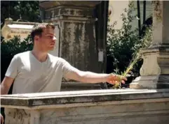  ??  ?? Cimetière de Bologhine, carré européen. Un jeune Français rend hommage à ses ancêtres. Alger, juin 2016.