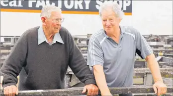  ?? LVN171219s­ales3 ?? Dave Scaife and Max Haigh inspect sheep on offer at Levin saleyards.