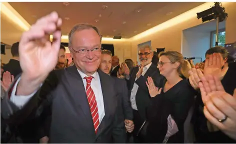  ?? FOTO: MICHAEL KAPPELER/DPA ?? Ministerpr­äsident Stephan Weil (SPD) ist in Niedersach­sen eine große Aufholjagd gelungen: Im August lag seine SPD zwölf Prozentpun­kte hinter der CDU, nun liegt sie vier Punkte vorne. Ein wichtiger Erfolg auch für Bundespart­eichef Martin Schulz.