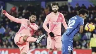  ?? EFE ?? El delantero uruguayo del FC Barcelona, Luis Suárez, dispara hacia el arco ante el Getafe CF, para lograr el segundo gol del partido de la 18va. jornada de Liga en Primera División, que se juega en el Coliseo Alfonso Pérez, en Getafe.