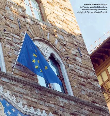  ??  ?? Firenze, Toscana, Europa Su Palazzo Vecchio la bandiera dell’Unione Europea accanto al giglio di Firenze (Cambi/Sestini)
●