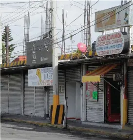  ??  ?? Negocios cercanos al IMSS San Alejandro lucen cerrados.