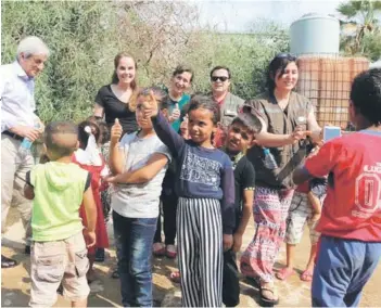  ??  ?? ► Alfredo del Río, coordinado­r del programa, y algunos niños que llegarán.