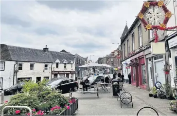  ??  ?? Seasonal The Christmas lights in Blairgowri­e and Rattray have remained up