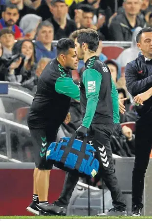  ?? ?? Xavi se preocupa por el estado de Joaquín al salir del campo lesionado.