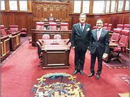  ?? KUNA photo ?? Sutherland taking Al-Bader on a tour of the Legislativ­e Assembly building.