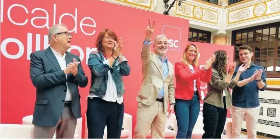  ?? EUROPA PRESS ?? Jaume Collboni (PSC), ayer, junto a Maria Eugènia Gay, Laia Bonet, Marta Villanueva y Jordi Valls
