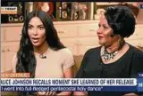  ??  ?? Kim Kardashian (l.) bei einem TV-Auftritt mit Alice Johnson. Screenshot:HLN
