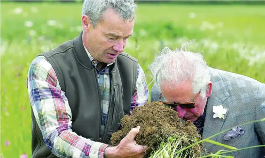  ?? AP ?? El príncipe Carlos junto al fundador de FarmED, Ian Wilkinson, durante su visita al centro de educación agrícola y alimentari­a
