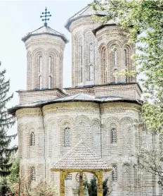  ??  ?? La Capilla de Snagov, en Rumanía, es famosa por tener en su interior los restos de quien fuera conocido como el conde Drácula.