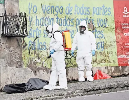  ?? DOLORES OCHOA/ASSOCIATED PRESS ?? Un grupo delictivo vendía bolsas para los cadáveres de 11 dólares a 148, en Ecuador.