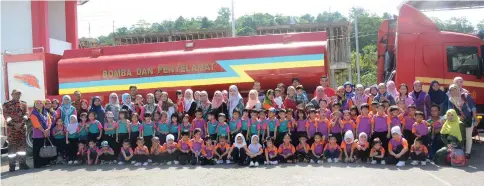  ??  ?? Mohamad Ali (left) and Mariam with teachers and pupils of Kemas LAKIL A, B, C and D and their parents in a group photo at the fire station.