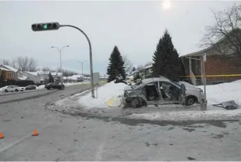  ?? PHOTO FOURNIE PAR LA COUR ?? La scène de la collision qui a coûté la vie à un enfant de 5 ans le 13 février 2014. La voiture noire à gauche est celle du policier Patrick Ouellet. La grise est celle où prenait place l'enfant.