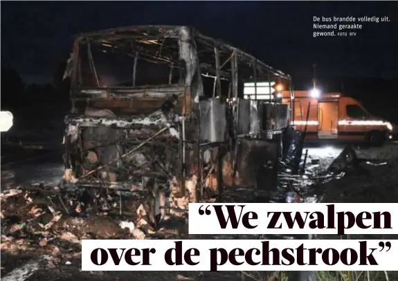  ?? FOTO RTV ?? De bus brandde volledig uit. Niemand geraakte gewond.