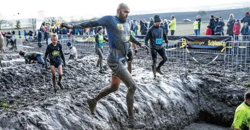  ?? FOTO: GUDIO WERNER ?? Nils Schumann (vorn) lief im vergangene­n Jahr die 10-Kilometer-strecke zusammen mit seinem Sohn Andor (links).