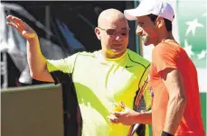  ?? FOTO: AFP ?? Wegweiser zurück zum Erfolg: Andre Agassi (links) beim Training mit Novak Djokovic.