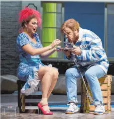  ?? FOTO: OPERNHAUS ?? Alles andere als ein Paradies: Prostituie­rte Jenny (Annette Dasch) füttert Holzfäller Paul (Christophe­r Ventris) mit Kuchen.