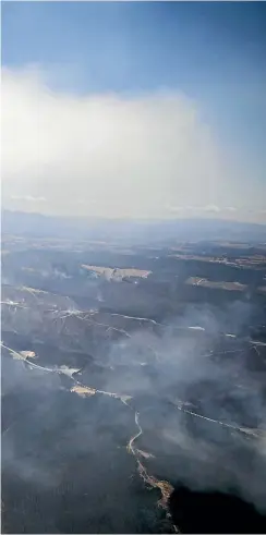  ?? GEORGE HEARD/ STUFF GEORGE HEARD/ STUFF ?? The fire has raged across more than 1600 hectares of the Tasman district. The fires have come perilously close to properties, and more than 180 homes have been evacuated.