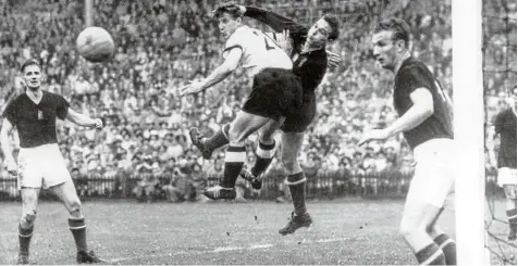  ?? Foto: dpa ?? Endspiel 1954 in Bern: Hans Schäfer (Mitte) im Duell mit Ungarns Torwart Gyula Grosics.